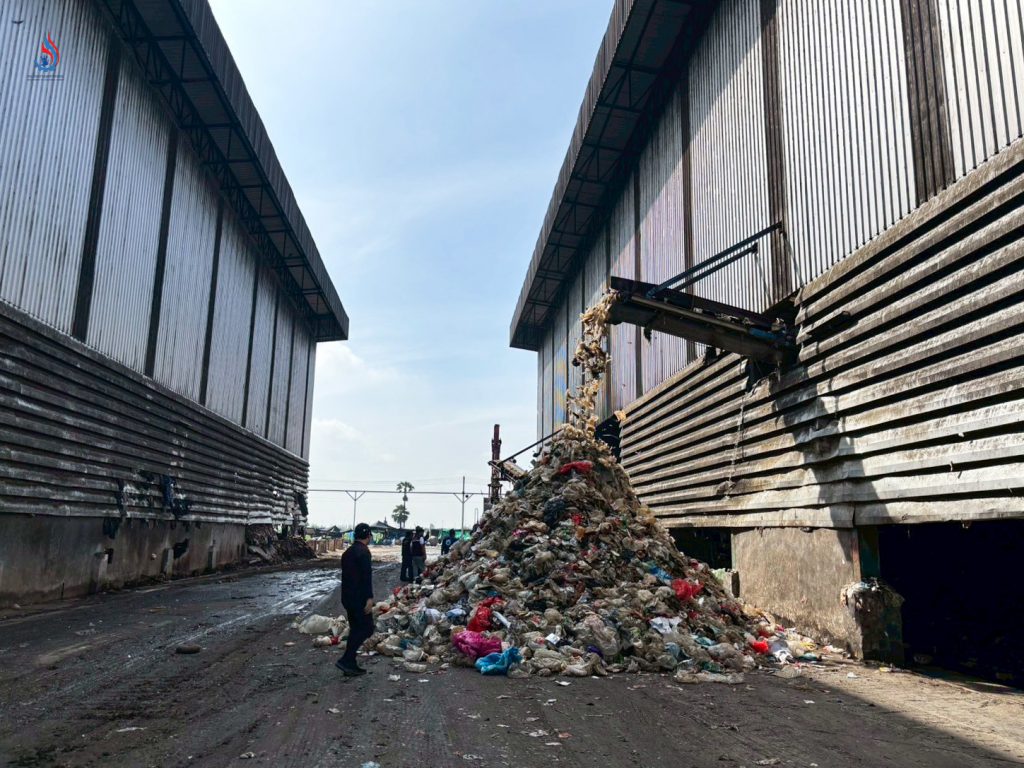 สั่งการให้บริษัทฯ ควบคุมพื้นที่ประกอบกิจการด้วยการขนย้ายวัตถุดิบผลิตภัณฑ์ (ขยะมูลฝอยชุมชน) นำมาเก็บไว้ภายในอาคารอย่างเร่งด่วนที่สุด