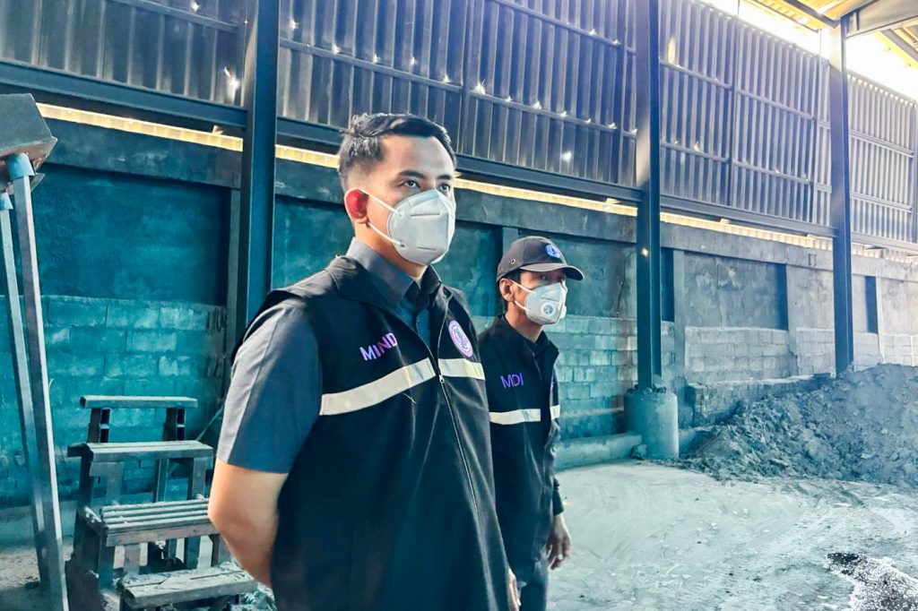 “ทีมเต็มเหนี่ยว” นำโดย นายฐาปกรณ์ กุลเจริญ เลขานุการรัฐมนตรีว่าการกระทรวงอุตสาหกรรม และนายพุทธิกรณ์ วิชัยดิษฐ อุตสาหกรรมจังหวัดสมุทรสาคร