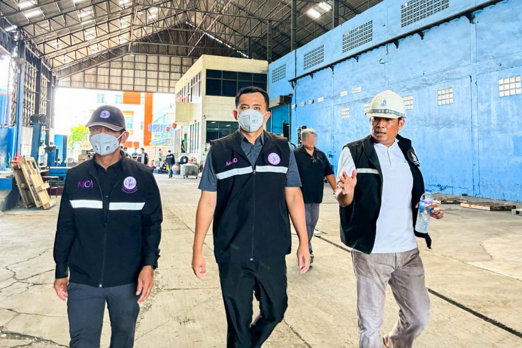 กรมโรงงานฯ ร่วมทีมเต็มเหนี่ยว ทลายแหล่งมลพิษซอยกองพนันพล จู่โจม 6 โรงงานหลอมโลหะ พบความผิดคาตา! สั่งระงับและปรับปรุงทันที