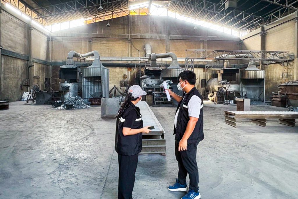 พบโรงงานหลอมโลหะ จำนวน 6 แห่ง กำลังเดินเครื่องจักรเพื่อประกอบกิจการ ทีมเต็มเหนี่ยวจึงจู่โจมเข้าตรวจสอบ