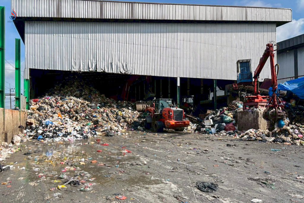 พบการกองเก็บขยะมูลฝอยไว้เป็นจำนวนมาก ทั้งภายในและภายนอกอาคาร ซึ่งคาดว่าน่าจะเป็นต้นตอของกลิ่นเหม็นรุนแรงและน้ำชะจากกองขยะที่ส่งผลกระทบต่อชุมชนโดยรอบ 