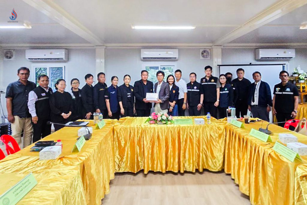 ภายหลังการลงพื้นที่ตรวจสอบเข้มข้น คณะฯ ได้ร่วมประชุมหารือถึงแนวทางการป้องกันและแก้ไขปัญหาที่เกิดขึ้น ณ ห้องประชุม องค์การบริหารส่วนตำบลคลองสาม