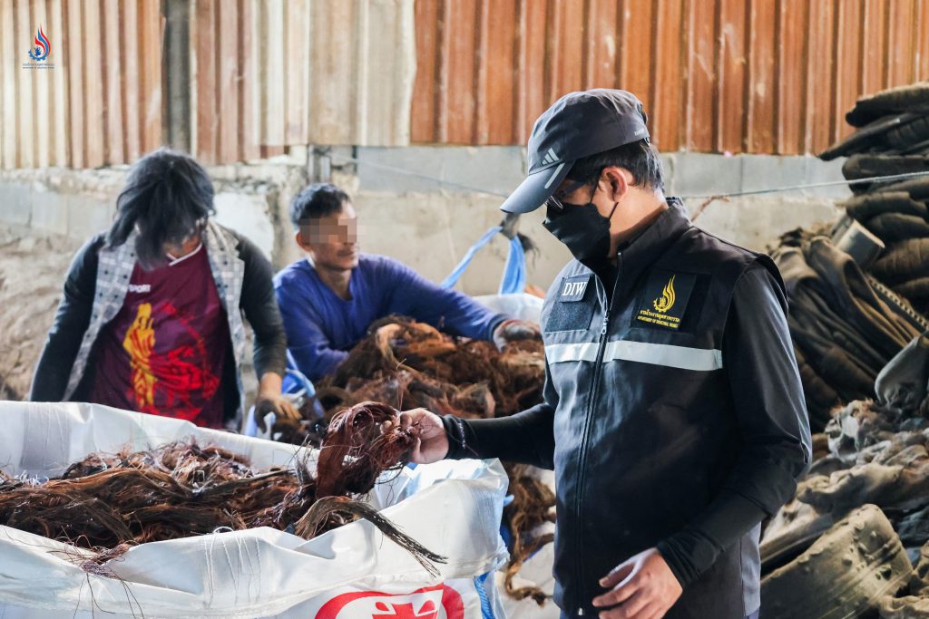 นำสิ่งปฏิกูลหรือวัสดุที่ไม่ใช้แล้วออกนอกบริเวณโรงงานโดยไม่ได้รับอนุญาต 