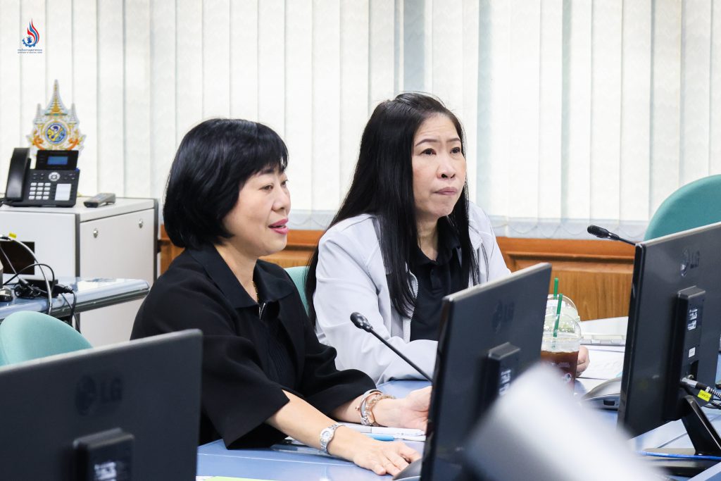 (ขวา-ซ้าย) นางสาวนวพร สงวนหมู่ ผู้อำนวยการกองบริหารจัดการกากอุตสาหกรรม และนางนุชนาถ สุพรรณศรี นักวิทยาศาสตร์เชี่ยวชาญ กองบริหารจัดการกากอุตสาหกรรม