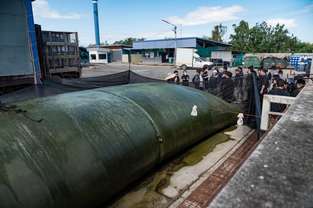 ลงพื้นที่ตรวจสอบหาสาเหตุกลิ่นเหม็นรบกวนประชาชนในพื้นที่ เบื้องต้นคาดว่ามาจากระบบบำบัดน้ำเสียไม่ได้มาตรฐาน
