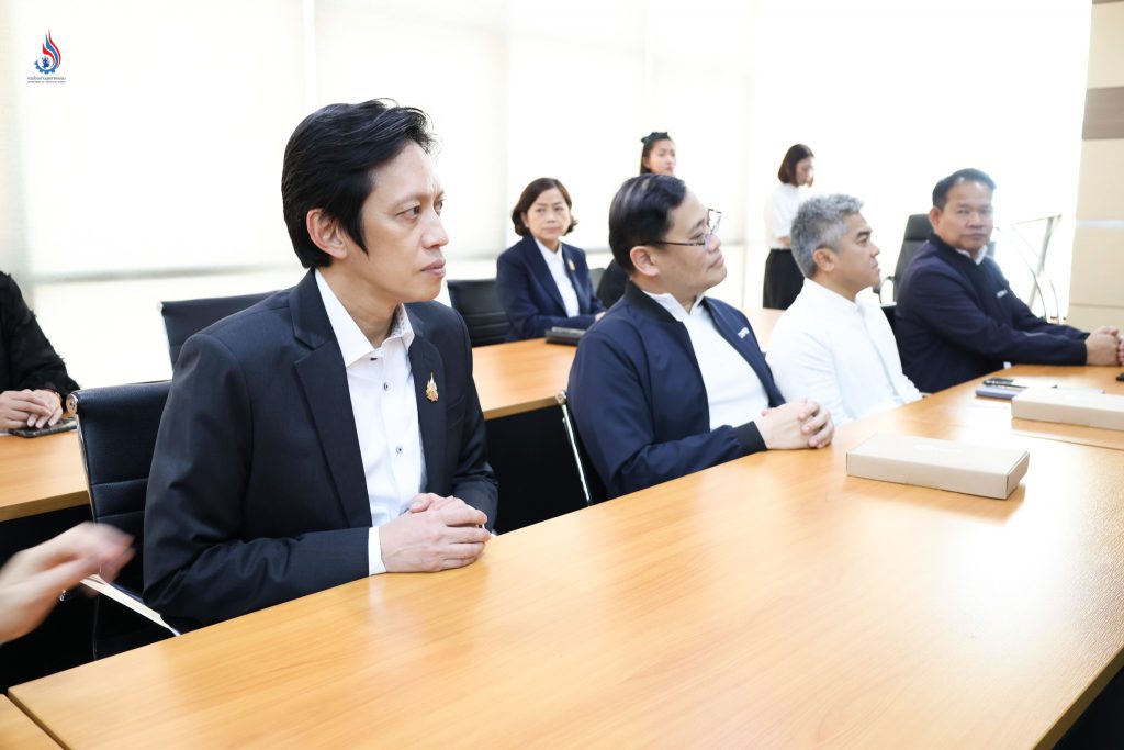 นายปณตสรรค์ สูจยานนท์ รองอธิบดีกรมโรงงานอุตสาหกรรม