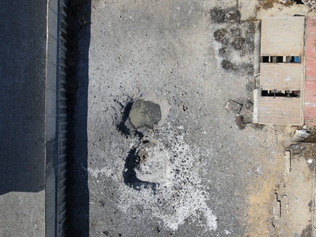 เปลวความร้อนจากเหตุเพลิงไหม้ทำให้เกิดแรงระเบิดปะทุซ้ำ กลายเป็นหลุมขนาดความกว้าง 2-3 เมตร จำนวน 2 หลุม