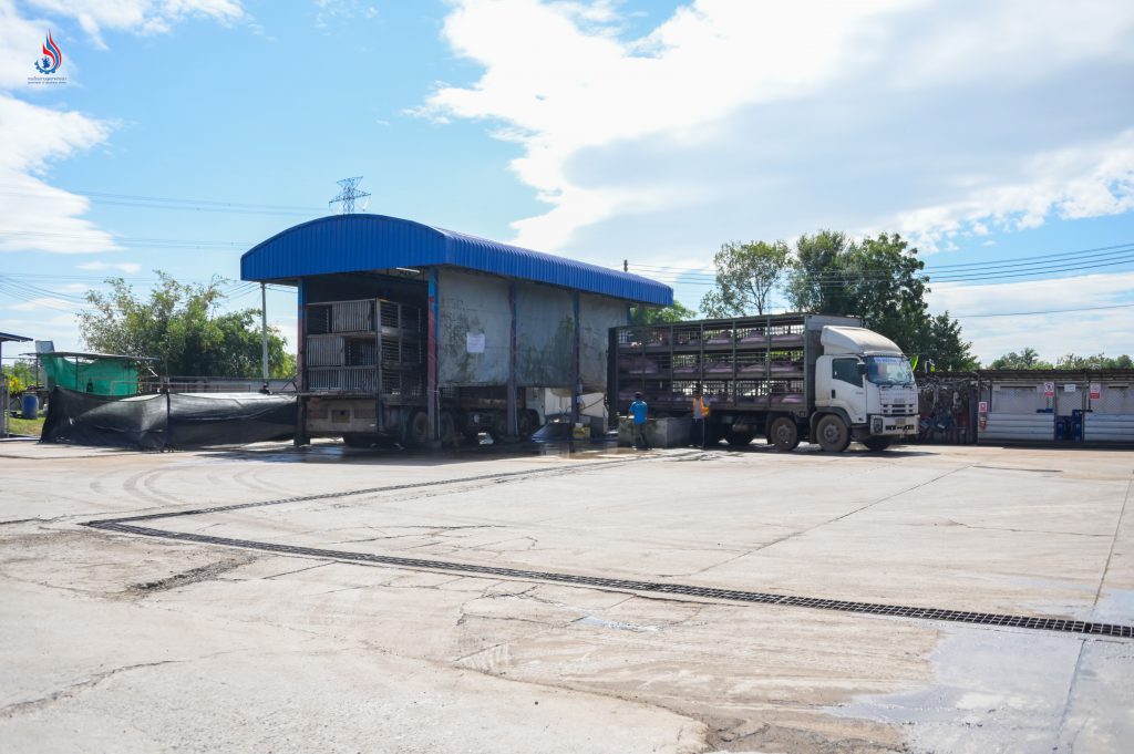 โรงงานฆ่าและชำแหละชิ้นส่วนสุกรแห่งหนึ่ง ในตำบลบ่อกวางทอง อำเภอบ่อทอง จังหวัดชลบุรี ซึ่งอยู่ระหว่างถูกคำสั่งตามมาตรา 37 วรรคหนึ่ง แห่งพระราชบัญญัติโรงงาน พ.ศ. 2535 และที่แก้ไขเพิ่มเติม ให้ปรับปรุงแก้ไขการประกอบกิจการโรงงานให้เป็นไปตามเงื่อนไขการอนุญาต