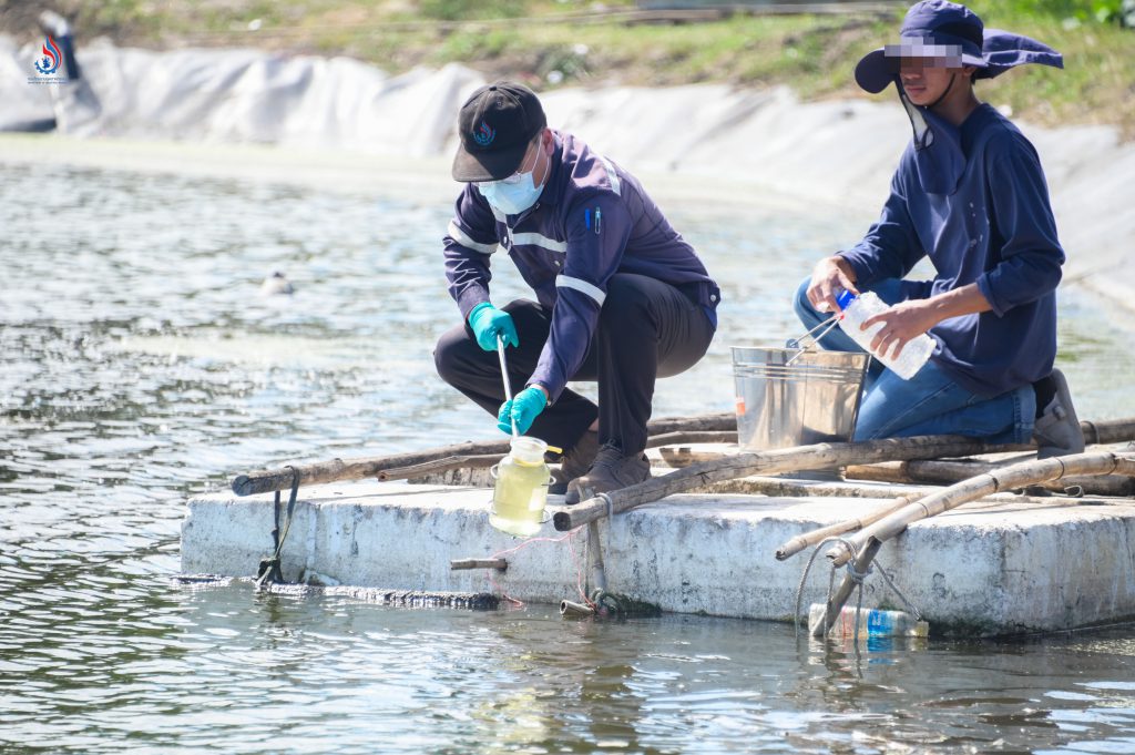 ศูนย์วิจัยและเตือนภัยมลพิษโรงงานภาคตะวันออก กรมโรงงานฯ เก็บตัวอย่างน้ำ