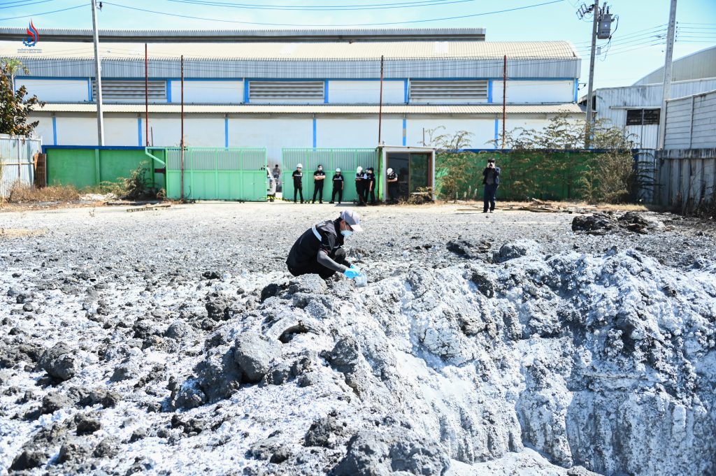 เก็บตัวอย่างของเสียในหลุมนำส่งวิเคราะห์ทางห้องปฏิบัติการ