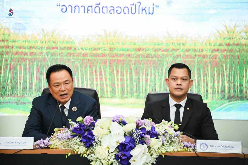 นายอนุทิน ชาญวีรกูล นายกรัฐมนตรี และรัฐมนตรีว่าการกระทรวงมหาดไทย (ซ้าย) และ ดร.ธนกร วังบุญคงชนะ รัฐมนตรีว่าการกระทรวงอุตสาหกรรม (ขวา) ให้เกียรติเป็นสักขีพยานการลงนามความร่วมมือ ว่าด้วยการควบคุมการเผาอ้อยและพืชไร่ เพื่อป้องกันปัญหาฝุ่นละอองขนาดเล็ก (PM 2.5)