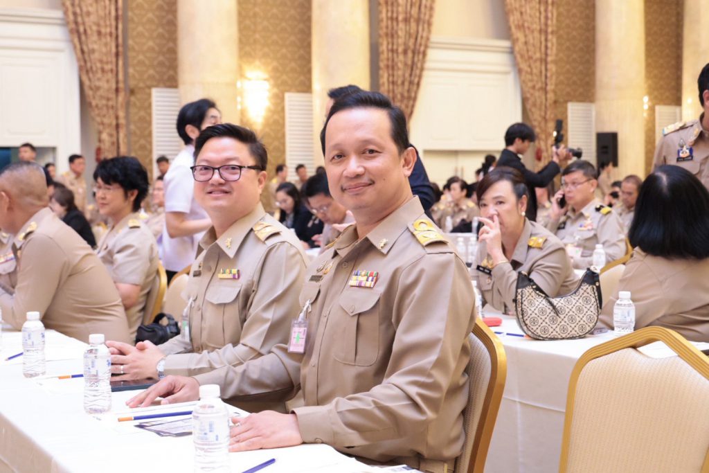  อธิบดีกรมโรงงานอุตสาหกรรม มอบหมายให้ นายธีรทัศน์ อิศรางกูร ณ อยุธยา รองอธิบดีกรมโรงงานอุตสาหกรรม พร้อมด้วย นายทินวัฒน์ แก้วสวี ผู้อำนวยการกองยุทธศาสตร์และแผนงาน เข้าร่วมประชุมสัมมนา