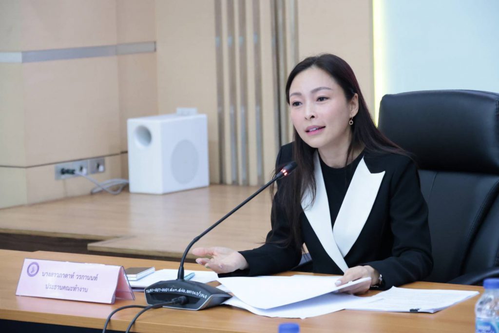 นางสาวภาดาท์ วรกานนท์ ที่ปรึกษารัฐมนตรีช่วยว่าการกระทรวงอุตสาหกรรม ในฐานะประธานคณะทำงานฯ เป็นประธานการประชุม