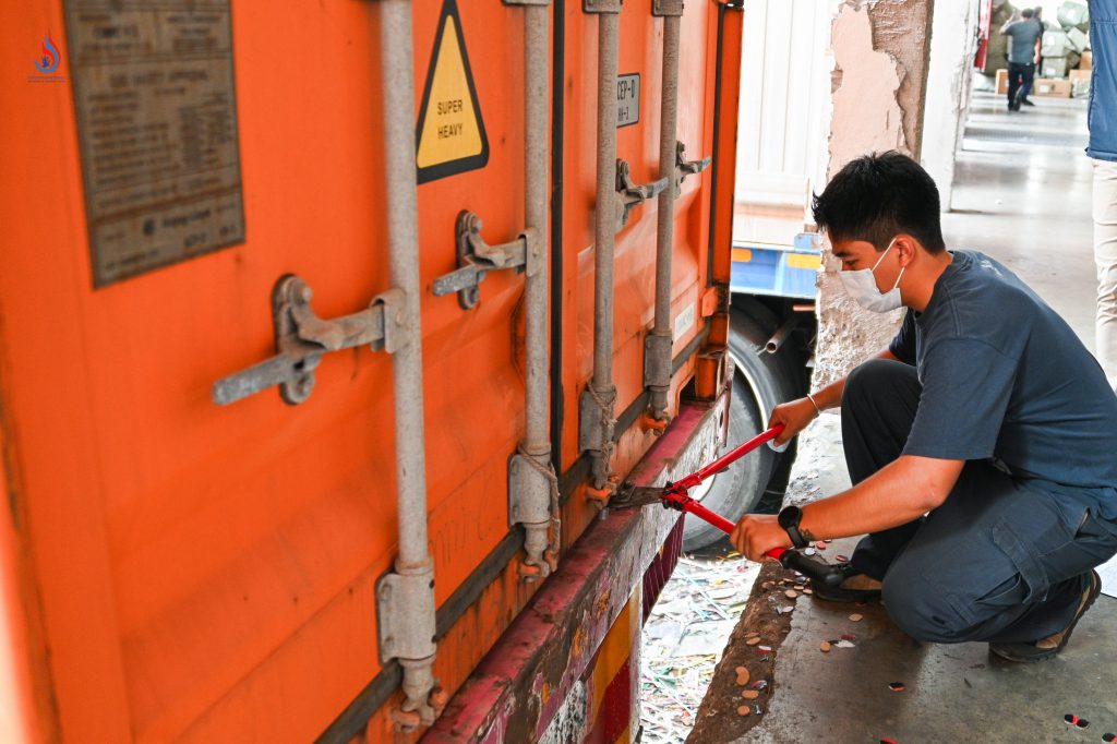 สำนักงานศุลกากรท่าเรือแหลมฉบังแจ้งกักสินค้าเฝ้านระวัง ตามใบตราส่งสินค้า จำนวน 3 หมายเลข รวมจำนวน 8 ตู้สินค้า สำแดงสินค้าเป็นเศษอลูมิเนียม (Aluminum Scrap)