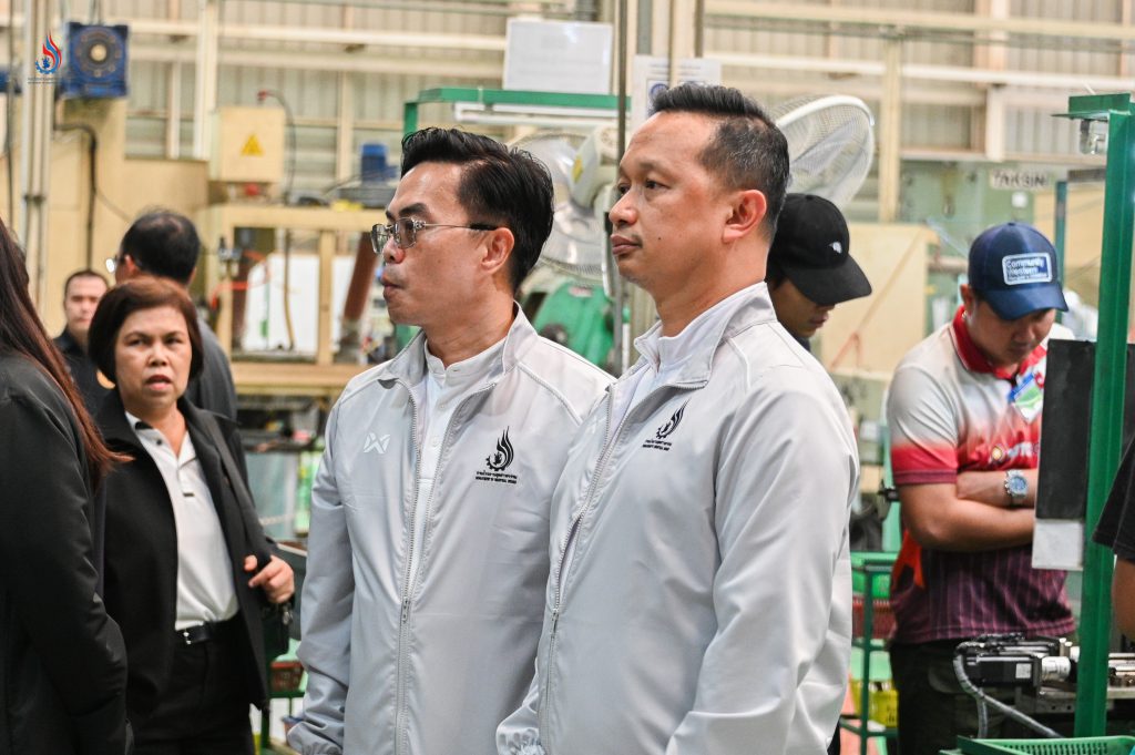 (ขวา-ซ้าย) นายธีรทัศน์ อิศรางกูร ณ อยุธยา รองอธิบดีกรมโรงงานอุตสาหกรรม และนายอำนาจ เหมะสถล ผู้อำนวยการกองบริการงานอนุญาตโรงงาน 2