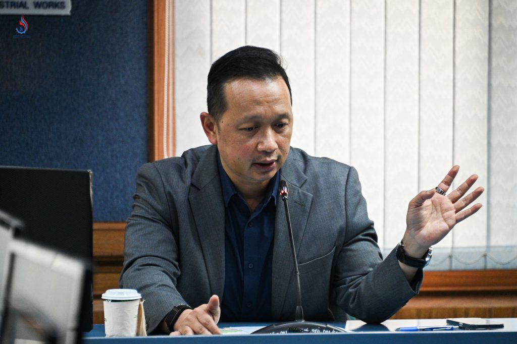 นายธีรทัศน์ อิศรางกูร ณ อยุธยา รองอธิบดีกรมโรงงานอุตสาหกรรม เป็นประธานการประชุม