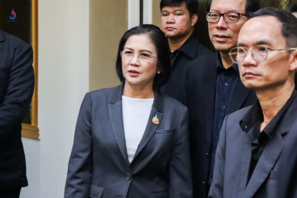 นางสาวอารยา ไสลเพชร รองอธิบดีกรมโรงงานอุตสาหกรรม เป็นผู้แทนเข้าร่วมพิธีส่งมอบอุปกรณ์ไฟฟ้ามาตรฐาน มอก. ช่วยเหลือผู้ประสบอุทกภัยภาคใต้