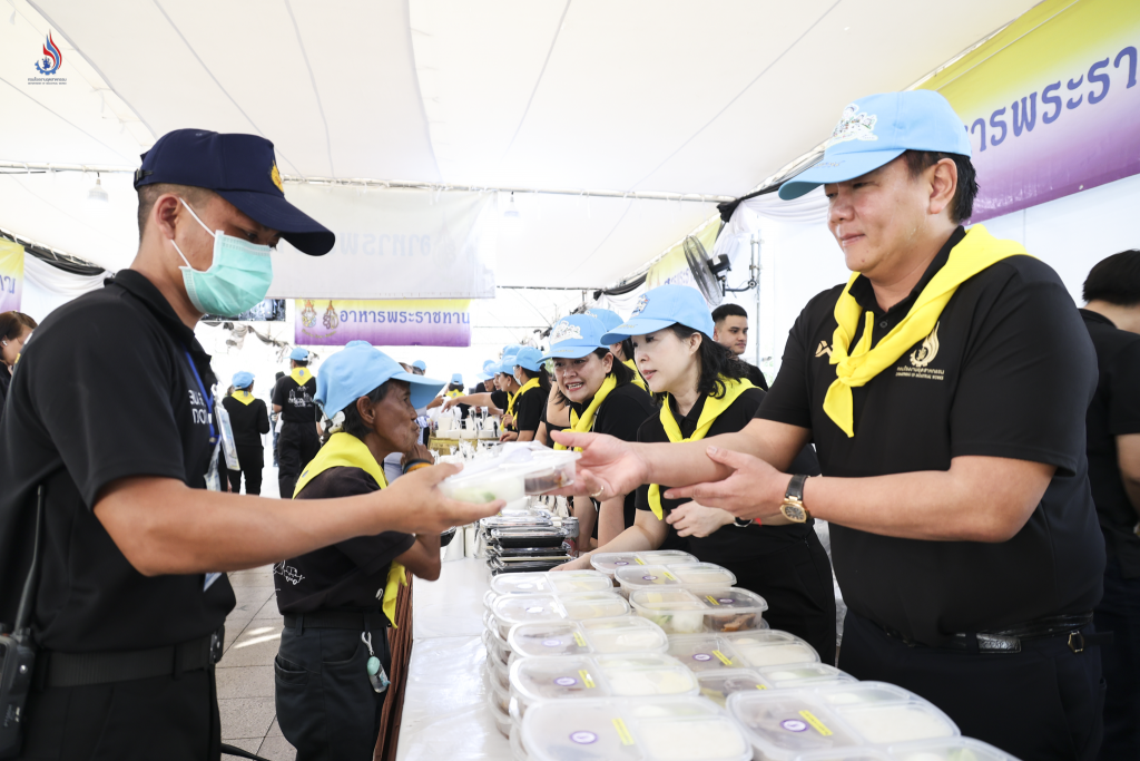 กระทรวงอุตสาหกรรมนำชุดอาหาร และน้ำดื่ม จำนวน 3,000 ชุด สำหรับประชาชนที่มาถวายสักการะพระบรมศพฯ