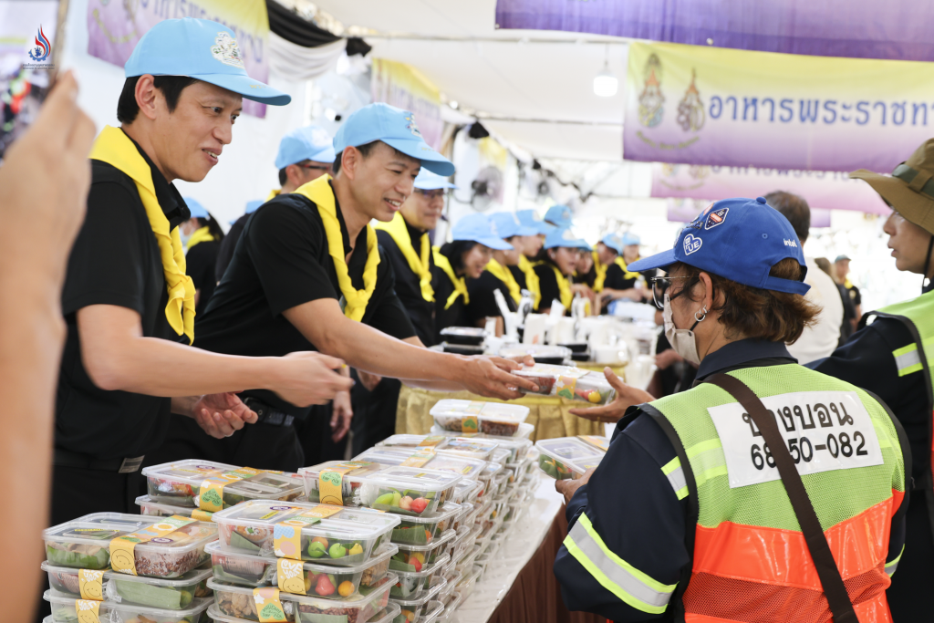 กรมโรงงานอุตสาหกรรมร่วมแจกอาหาร และน้ำดื่ม จำนวน 3,000 ชุด สำหรับประชาชนที่มาถวายสักการะพระบรมศพฯ เพื่อร่วมถวายความอาลัยและแสดงความจงรักภักดีอย่างสมพระเกียรติ (2)