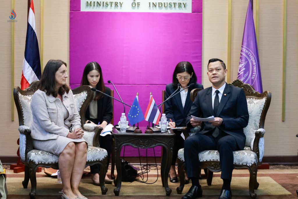 นายธนกร วังบุญคงชนะ รัฐมนตรีว่าการกระทรวงอุตสาหกรรม ให้การต้อนรับ นางลุยซา ราแกร์ (Luisa Ragher) เอกอัครราชทูตวิสามัญผู้มีอำนาจเต็มแห่งสหภาพยุโรปประจำประเทศไทย และคณะ