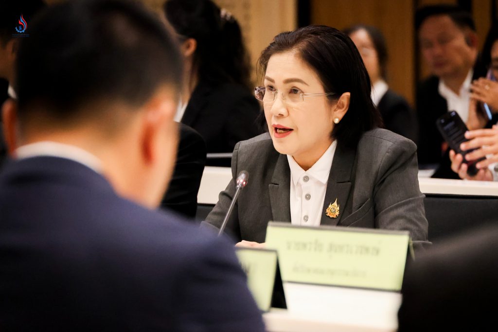 นางสาวอารยา สไลเพชร รองอธิบดีกรมโรงงานอุตสาหกรรม นำเสนอแนวทางป้องกันและลดความเสี่ยงจากการขาดแคลนน้ำในภาคอุตสาหกรรม