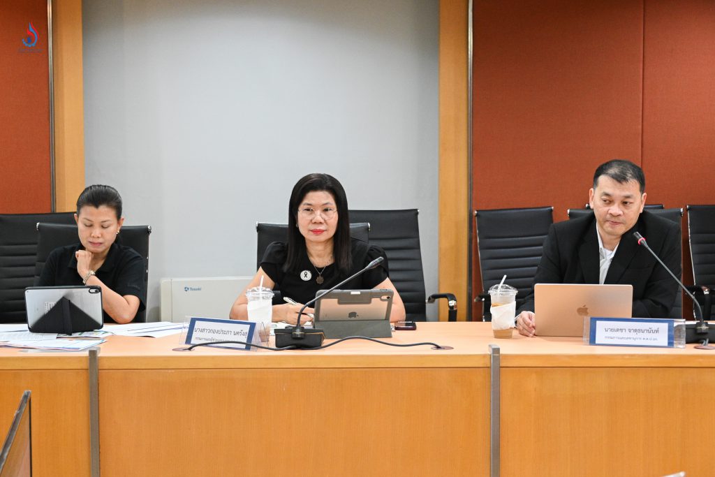 (จากขวา) นายเดชา จาตุธนานันท์ หัวหน้าผู้ตรวจราชการกระทรวงอุตสาหกรรม ในฐานะกรรมการและเลขานุการ และนางสาวกองประภา นครังสุ ผู้ตรวจสอบภายในกระทรวงอุตสาหกรรม ในฐานะกรรมการและผู้ช่วยเลขานุการ