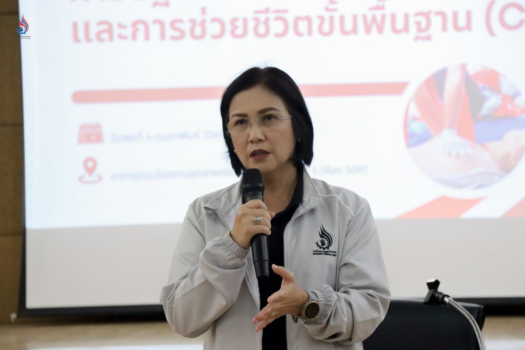 นางสาวอารยา ไสลเพชร รองอธิบดีกรมโรงงานอุตสาหกรรม กล่าวให้โอวาทแก่ผู้เข้าร่วมอบรมการปฐมพยาบาลเบื้องต้นและการช่วยชีวิตพื้นฐาน (CPR)