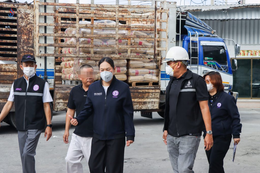 ปฏิบัติการชุดเต็มเหนี่ยวในครั้งนี้ นำโดย นางสาวพลอยลภัสร์ สิงห์โตทอง ที่ปรึกษารัฐมนตรีว่าการกระทรวงอุตสาหกรรม นายประสม ดำรงพงษ์ รองหัวหน้าชุดเต็มเหนี่ยว และนายธัญญารัตน์ พรหมสุทธิ์ อุตสาหกรรมจังหวัดสมุทรปราการ รุดลงพื้นที่ตรวจสอบ