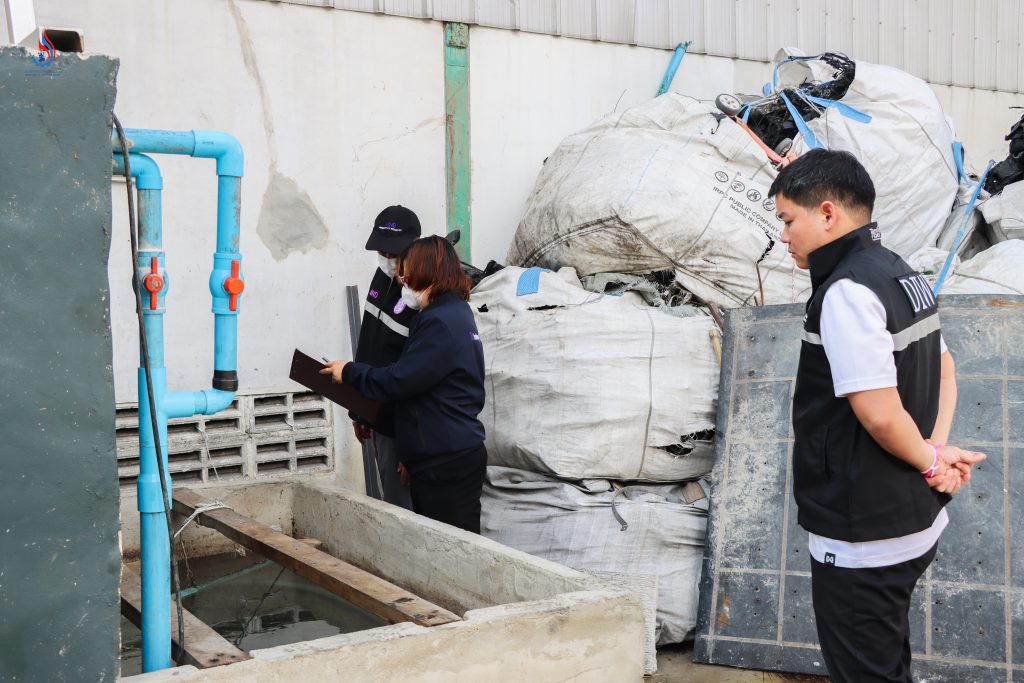 มีการระบายน้ำเสียออกนอกโรงงานโดยไม่ผ่านระบบบำบัดน้ำเสีย