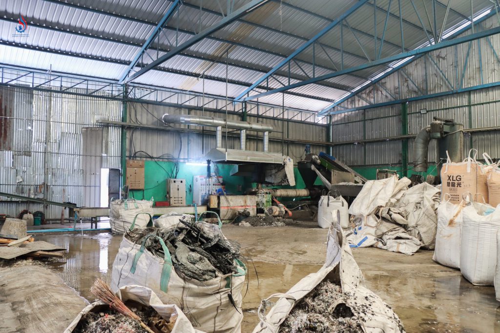 โรงงานมีการจัดการผลิตภัณฑ์และกากของเสียที่เหลือจากกระบวนการผลิตขั้นสุดท้ายไม่เป็นไปตามเงื่อนไขการประกอบกิจการ