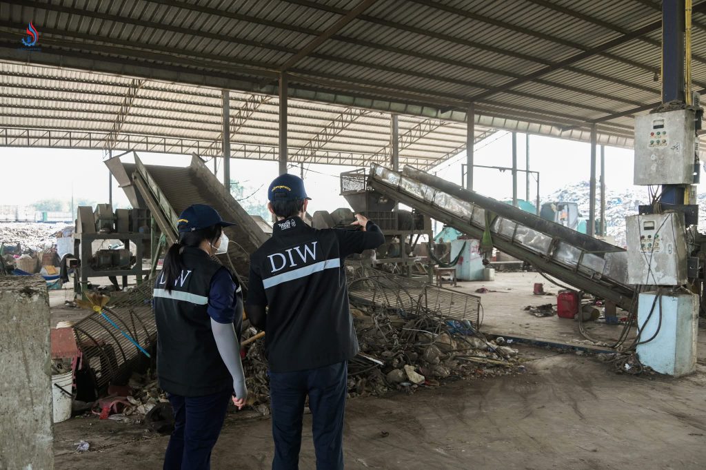 พบการเปลี่ยนแปลงการติดตั้งเครื่องจักรไม่ตรงตามแบบที่ได้รับอนุญาต รวมทั้งพบเครื่องร่อนแยก จำนวน 2 เครื่อง อยู่ในพื้นที่บริเวณโรงงาน ซึ่งไม่อยู่ในรายการเครื่องจักรที่ได้รับอนุญาต นอกจากนี้ พนักงานเจ้าหน้าที่ยังพบการดัดแปลงอาคารโรงงานไม่ตรงตามแบบที่ได้รับอนุญาต ตลอดจนไม่พบการแจ้งอาณาเขตพื้นที่ให้ชัดเจน ระหว่างบริเวณพื้นที่โรงงานและพื้นที่บ่อขยะชุมชน