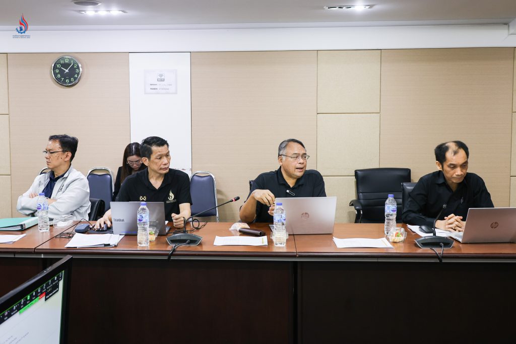 (ซ้าย-ขวา) นายบวร สัตยาวุฒิพงศ์ ผู้อำนวยการกองส่งเสริมเทคโนโลยีความปลอดภัยโรงงาน, นายจิรวัฒน์ บุปผาพรหม ผู้อำนวยการกองกฎหมาย, นายสมชัย เอมบำรุง ผู้อำนวยการกองกฎหมาย และนายวชิระ ไม้แพ ที่ปรึกษาด้านกฎหมาย