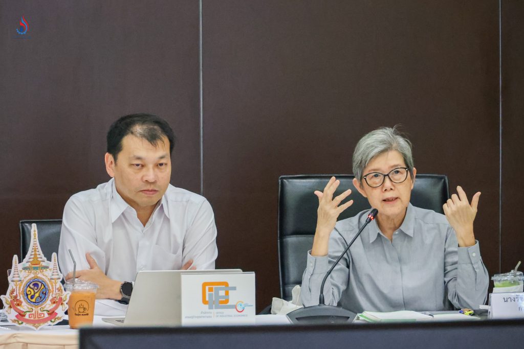 นางรัชดา อิสระเสนารักษ์ อดีตผู้ตรวจราชการกระทรวงอุตสาหกรรม ในฐานะกรรมการ ค.ต.ป.อก. และนายเดชา จาตุธนานันท์ หัวหน้าผู้ตรวจราชการกระทรวงอุตสาหกรรม ในฐานะกรรมการและเลขานุการ ค.ต.ป.อก. เป็นประธานการประชุม