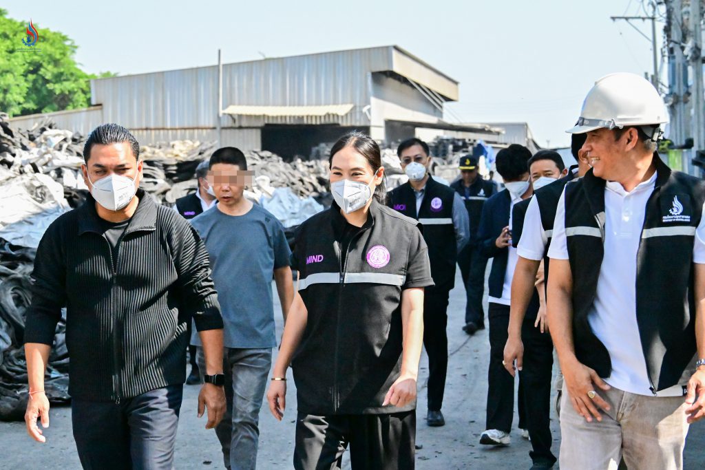 ชุดเต็มเหนี่ยว นำโดย นางสาวพลอยลภัสร์ สิงห์โตทอง ที่ปรึกษารัฐมนตรีว่าการกระทรวงอุตสาหกรรม