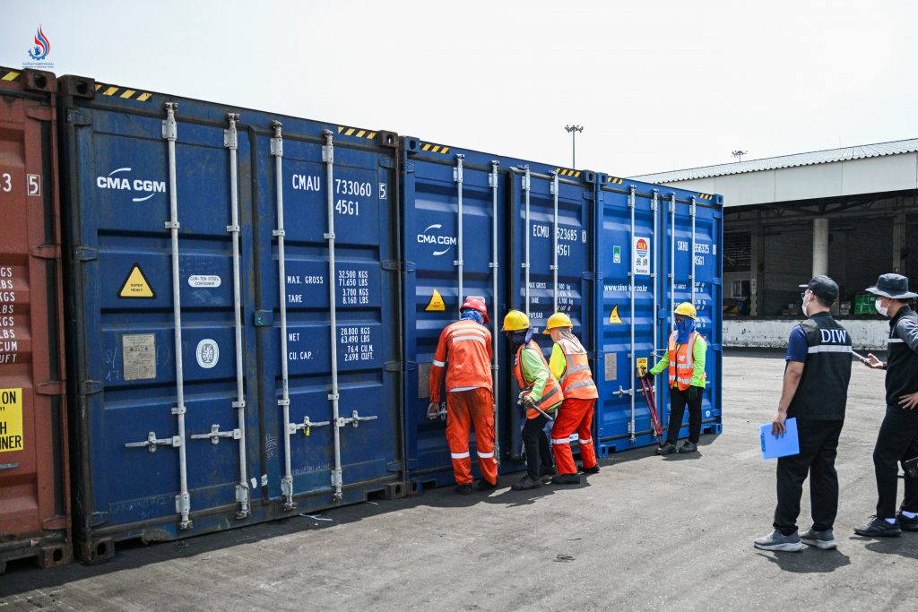 ลงพื้นที่ท่าเรือแหลมฉบัง จังหวัดชลบุรี เพื่อตรวจสอบตู้สินค้าต้องสงสัยที่คาดว่าอาจเป็นการนำเข้าเศษโลหะปะปนขยะอิเล็กทรอนิกส์ (E-waste)