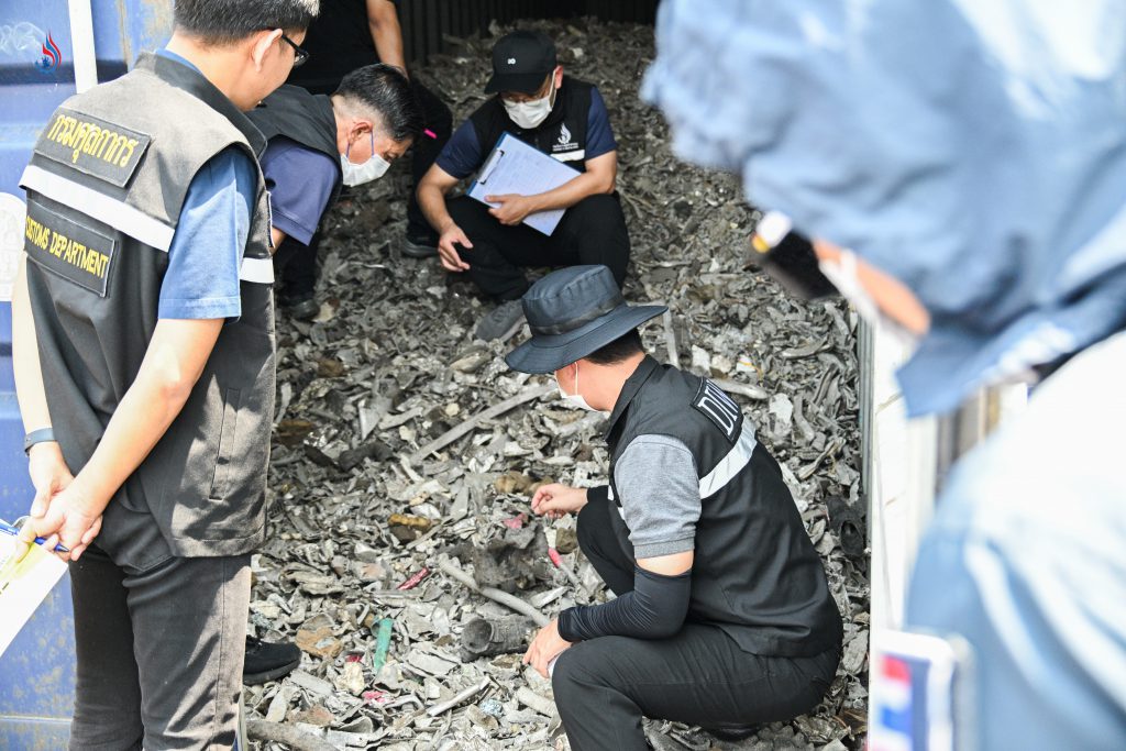 กรมโรงงานอุตสาหกรรมได้รับสัญญาณแจ้งเตือนจากเครือข่ายปฏิบัติการบาเซล (BAN) ให้เฝ้าระวังและเตรียมรับมือภัยคุกคามจากการเคลื่อนย้ายข้ามแดนหรือการค้าขยะแบบผิดกฎหมายของสินค้าที่มีความเสี่ยงเป็นขยะอิเล็กทรอนิกส์และขยะพลาสติกที่มีต้นทางจากประเทศสหรัฐอเมริกา และระบุปลายทางเป็นท่าเรือแหลมฉบัง ประเทศไทย