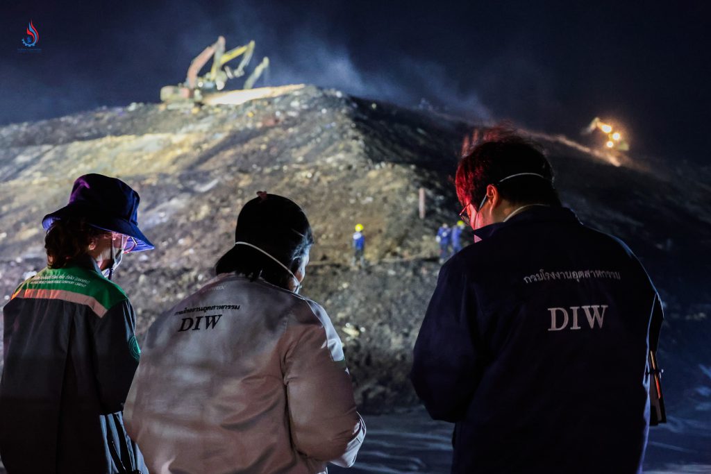 พนักงานเจ้าหน้าที่ลงพื้นที่ตรวจสอบจุดเกิดเหตุต้นเพลิงบริเวณบ่อฝังกลบสิ่งปฏิกูลหรือวัสดุที่ไม่ใช้แล้วในส่วนที่เป็นบ่อฝังกลบของเสียอันตราย โดยเพลิงได้ลุกไหม้แผ่นพลาสติก HDPE ที่ใช้สำหรับปิดคลุมบ่อฝังกลบ