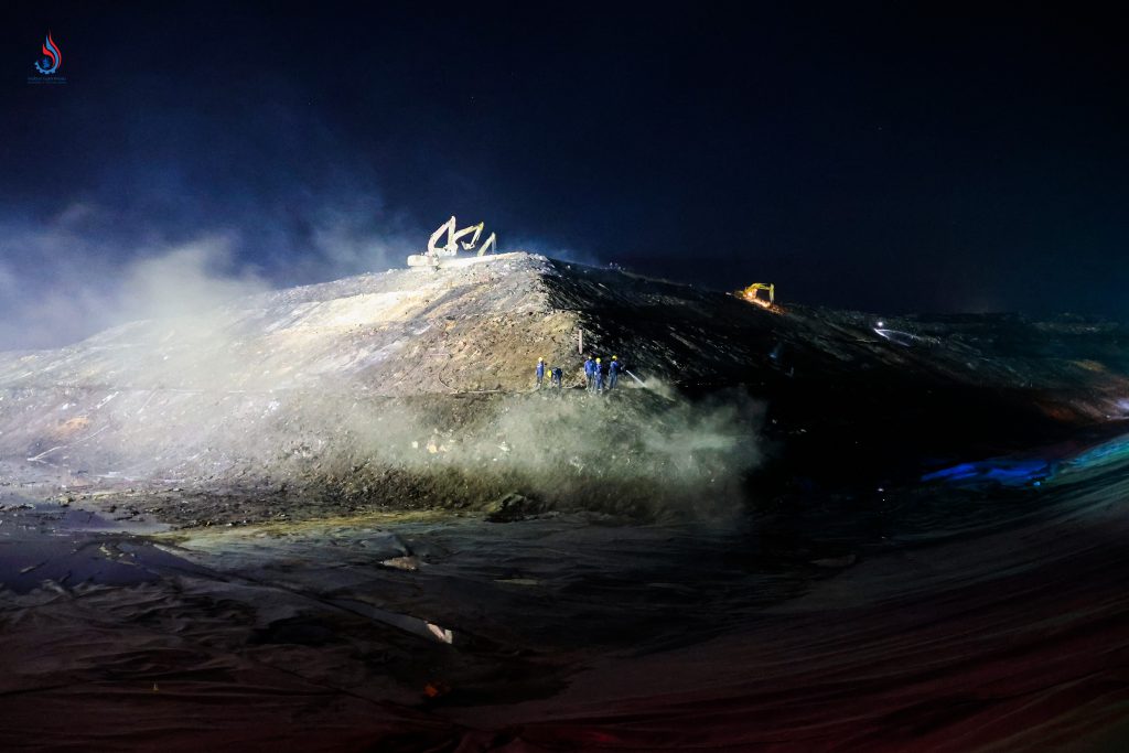 สภาพพื้นที่ยังมีเชื้อไฟที่สะสมความร้อน จึงยังคงตรึงกำลังฉีดพ่นละอองน้ำเลี้ยงไว้อย่างต่อเนื่อง เพื่อระบายความร้อนและป้องกันการปะทุซ้ำ