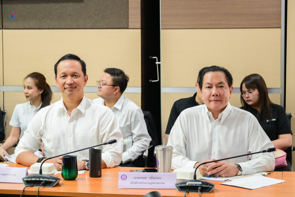 (ขวา-ซ้าย) นายพรยศ กลั่นกรอง อธิบดีกรมโรงงานอุตสาหกรรม และนายธีรทัศน์ อิศรางกูร ณ อยุธยา รองอธิบดีกรมโรงงานอุตสาหกรรม