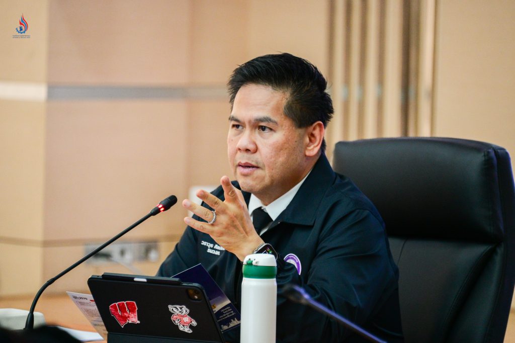 นายวราวุธ ศิลปอาชา รัฐมนตรีว่าการกระทรวงอุตสาหกรรม เป็นประธานการประชุม