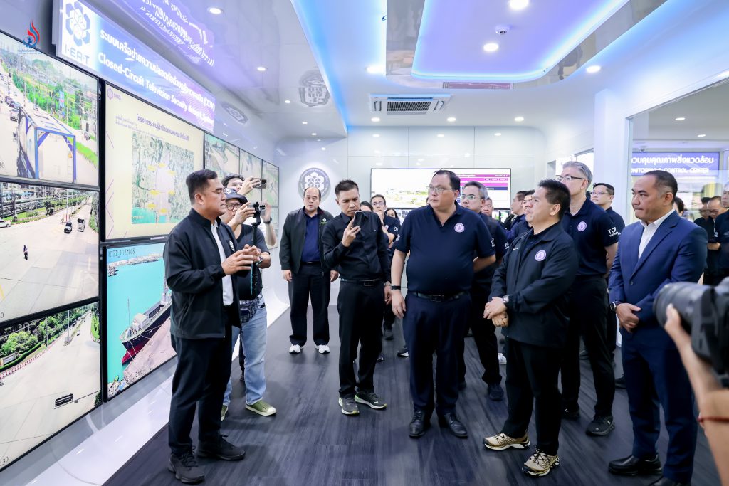 คณะผู้บริหารฯ รับฟังบรรยายสรุปภาพรวมการบริหารจัดการท่าเรืออุตสาหกรรมมาบตาพุด รวมถึงแนวทางการพัฒนาโครงสร้างพื้นฐานด้านโลจิสติกส์และการขนส่งทางทะเลสำหรับรองรับการเติบโตของภาคอุตสาหกรรม