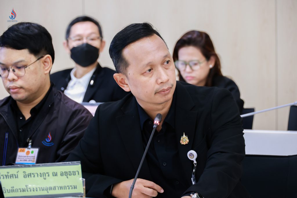 นายธีรทัศน์ อิศรางกูร ณ อยุธยา รองอธิบดีกรมโรงงานอุตสาหกรรม เป็นผู้แทนกรมโรงงานอุตสาหกรรม เข้าร่วมประชุม