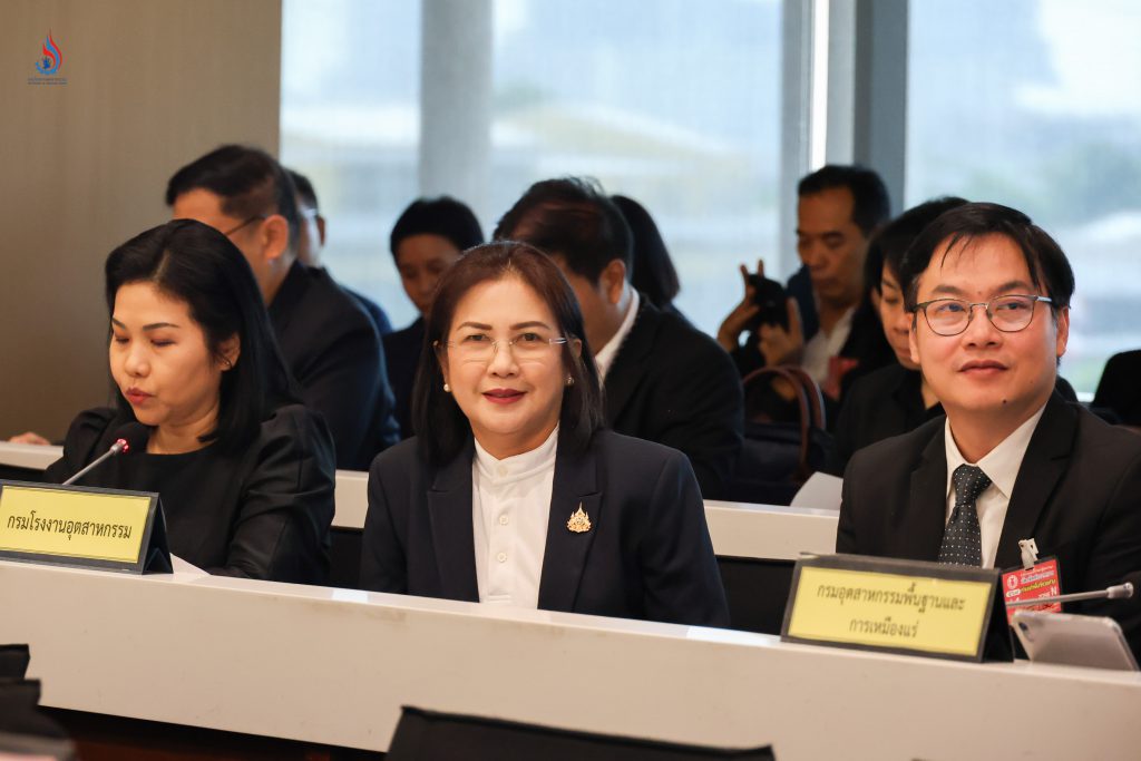 (กลาง) นางสาวอารยา ไสลเพชร รองอธิบดีกรมโรงงานอุตสาหกรรม