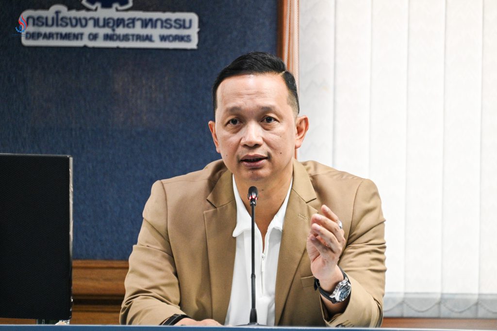 นายธีรทัศน์ อิศรางกูร ณ อยุธยา รองอธิบดีกรมโรงงานอุตสาหกรรม เป็นประธานการประชุม