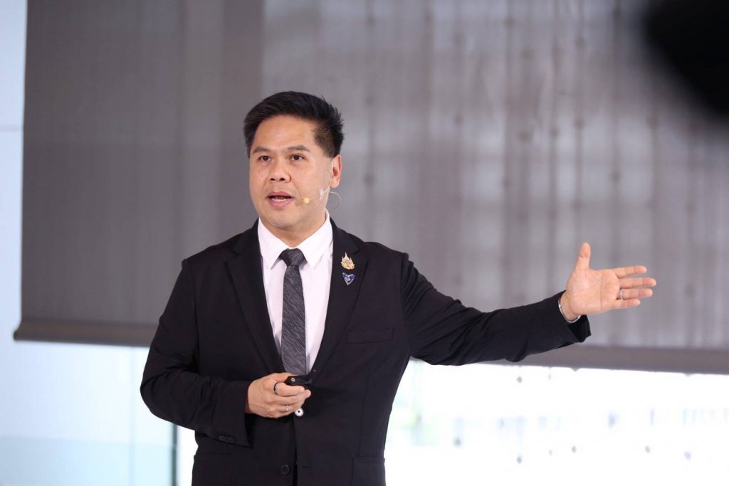 นายวราวุธ ศิลปอาชา รัฐมนตรีว่าการกระทรวงอุตสาหกรรม กล่าวปาฐกถาในงาน Sustain Daily Talk 2026 หัวข้อ “โลกป่วน เกมเปลี่ยน: ธุรกิจยั่งยืนได้อย่างไร” จัดขึ้นโดย เดลินิวส์