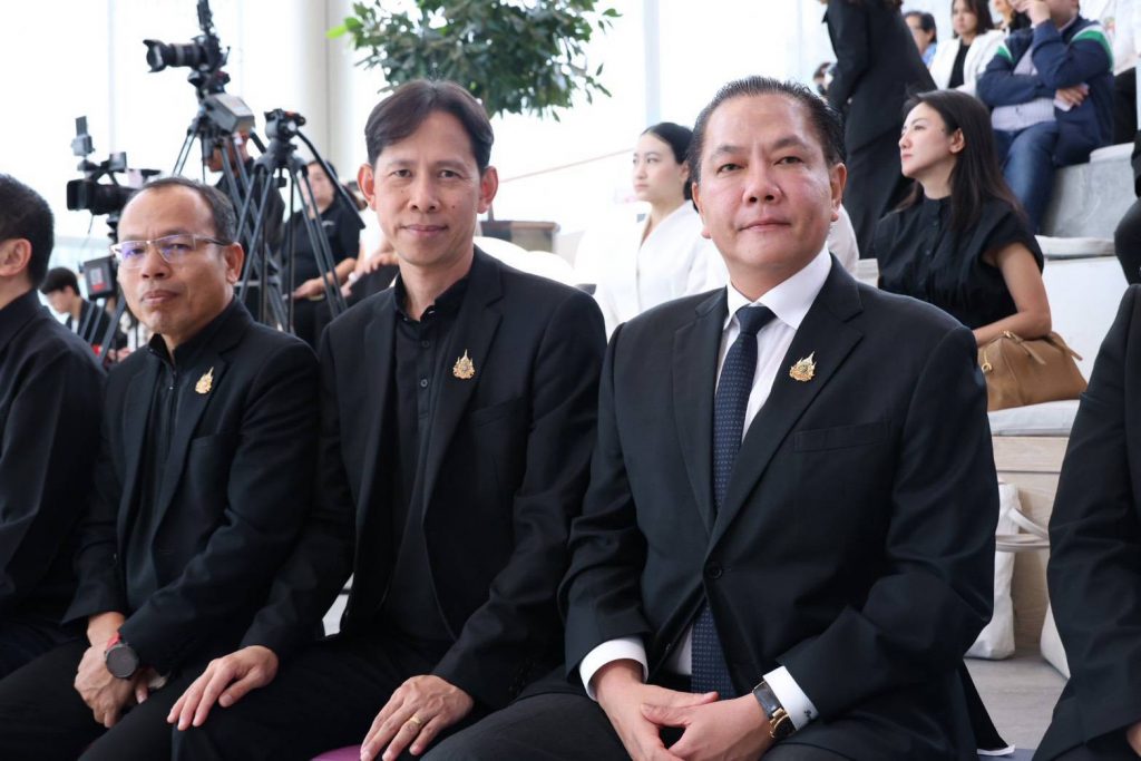 นายพรยศ กลั่นกรอง อธิบดีกรมโรงงานอุตสาหกรรม พร้อมด้วยผู้บริหารระดับสูงกระทรวงอุตสาหกรรม เข้าร่วมรับฟัง
