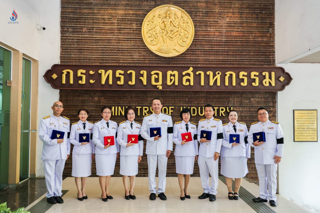 นายธีรทัศน์ อิศรางกูร ณ อยุธยา รองอธิบดีกรมโรงงานอุตสาหกรรม พร้อมด้วยผู้บริหารและเจ้าหน้าที่กรมโรงงานอุตสาหกรรม