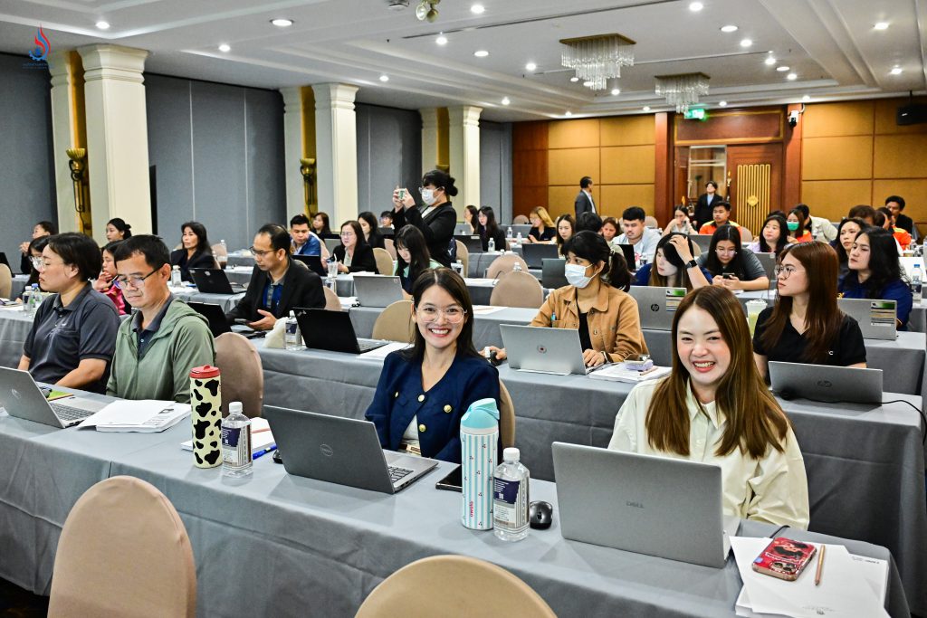 ผู้ประกอบกิจการโรงงานอุตสาหกรรมที่ได้รับคัดเลือกเข้าร่วมโครงการฯ จำนวน 36 โรงงาน จากผู้สมัครมาทั้งสิ้น 100 โรงงาน เข้าร่วมอบรม ณ โรงแรมเดอะ ทวิน ทาวเวอร์ กรุงเทพฯ พร้อมด้วย ผู้ประกอบกิจการโรงงานกว่า 50 โรงงาน เข้าร่วมผ่านระบบอิเล็กทรอนิกส์