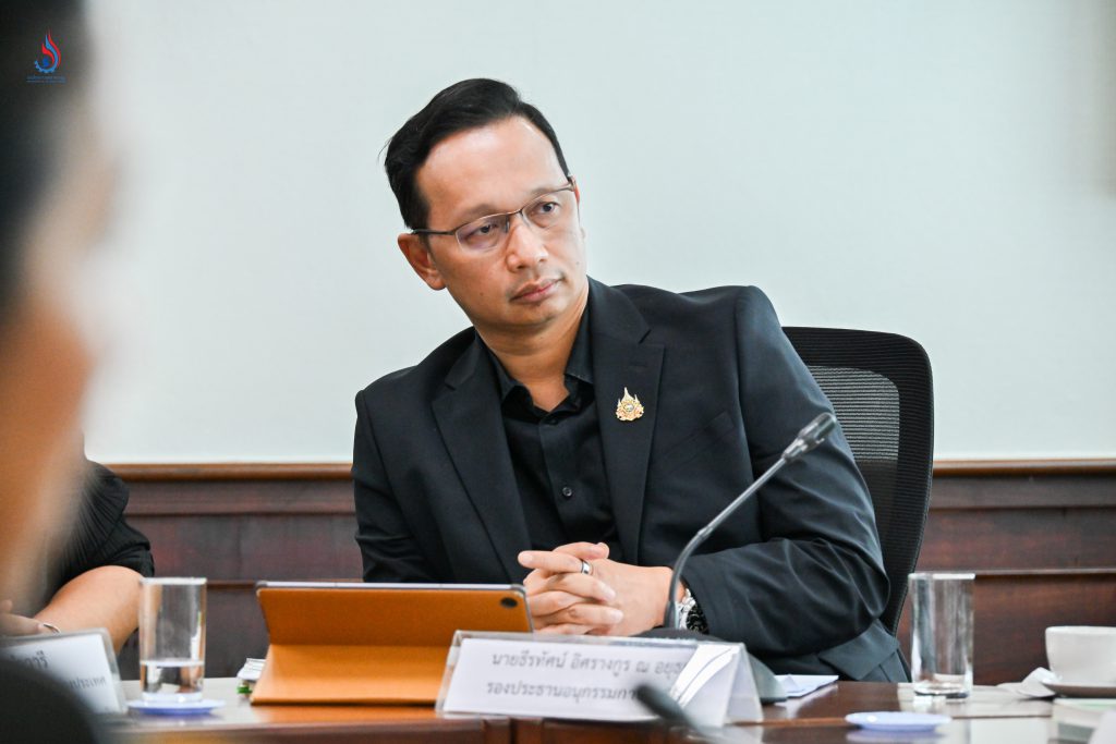 นายธีรทัศน์ อิศรางกูร ณ อยุธยา รองอธิบดีกรมโรงงานอุตสาหกรรม แทนอธิบดีกรมโรงงานอุตสาหกรรม รองประธานอนุกรรมการ คนที่ 2