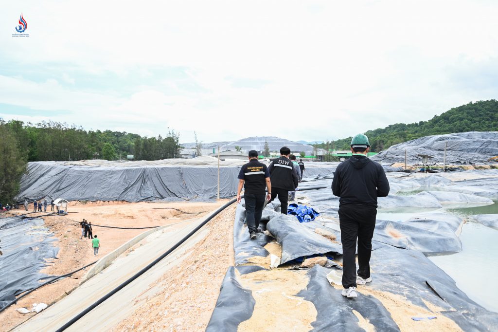 โรงงานแห่งที่ 1 เจ้าหน้าที่ตรวจสอบพื้นที่หลุมฝังกลบของเสียอันตรายและไม่อันตราย ระบบรวบรวมน้ำชะ ระบบบำบัดน้ำเสีย และเส้นทางระบายน้ำภายในโครงการ